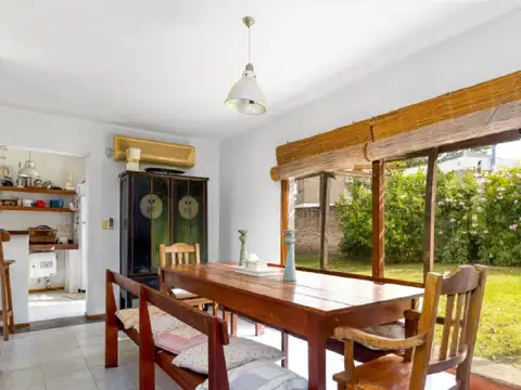 Casa 4 ambientes con 2 baños