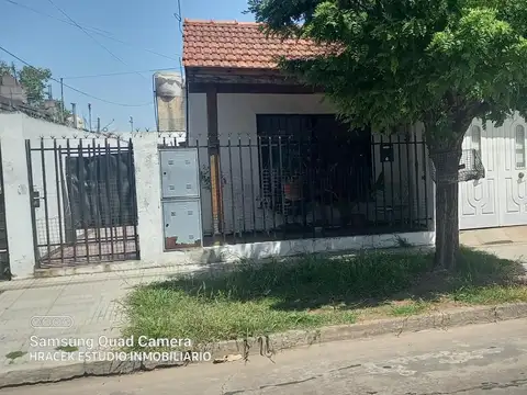 Muy amplia y cómoda casa en PH, al frente con cochera, Morón Sur