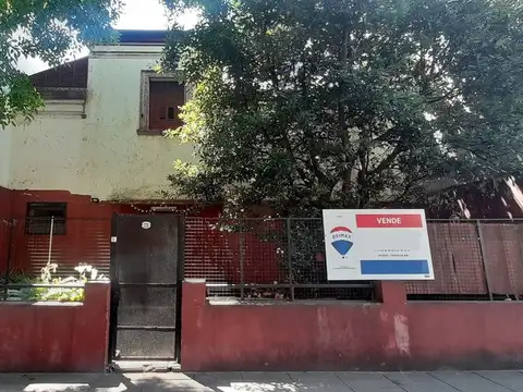 Venta casa con patio a reciclar o terreno Liniers.