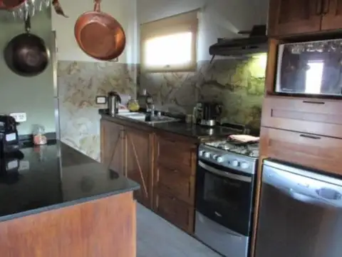 Casa 9 ambientes con 3 baños