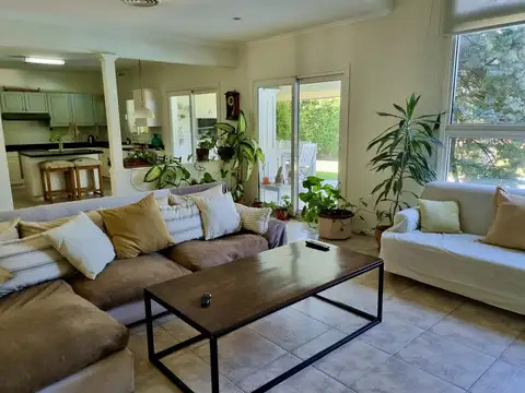 Casa en Alquiler con 2 cocheras