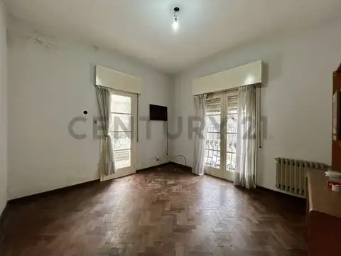 Venta - Lote con casa para desarrollo (PB+10) o institución | Mendoza 2900, Barrio Lourdes