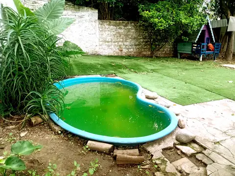 CASA DE 3 AMBIENTES CON GARAGE Y PARQUE. JOAQUIN V. GONZALEZ 874 QUILMES