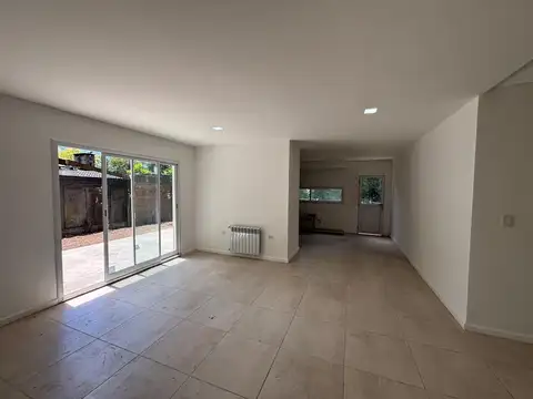 Casa 4 ambientes con 2 baños