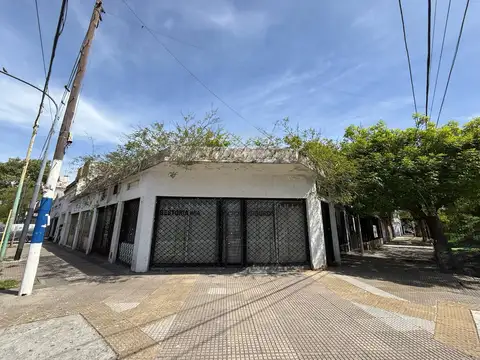 Terreno y CASA a refacciona completa, con 3 Locales Comerciales