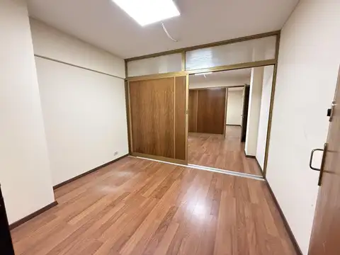 Oficina dividida en Galeria la Favorita. Pleno microcentro