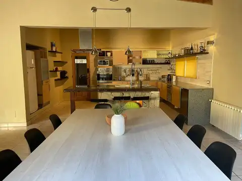 Casa en Alquiler con 2 cocheras