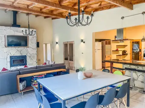 CASA EN UNA PLANTA CON AMPLIO LOTE AMOBLADA