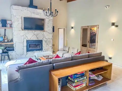 Casa 4 ambientes con 2 baños