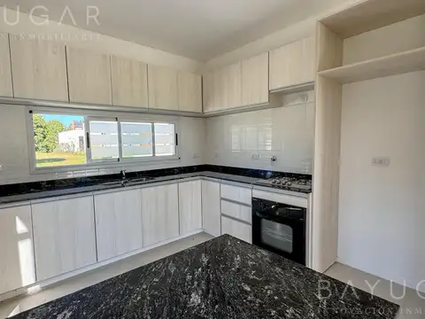 Casa en Venta en Los Alcanfores, USD 230.000