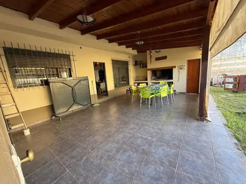 Casa 10 ambientes con 4 baños