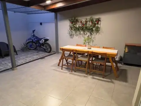 Casa 4 ambientes con 2 baños