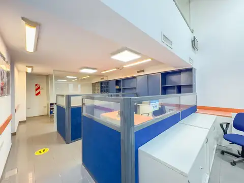 Local comercial en alquiler, 6mts de vidriera, ascensor, 2 plantas, Lourdes