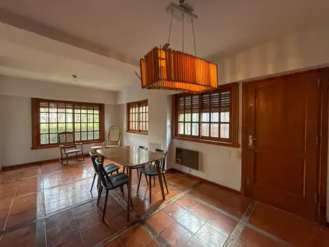 Casa 5 ambientes con 2 baños