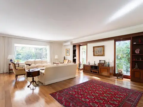 Casa en Alquiler con 2 cocheras