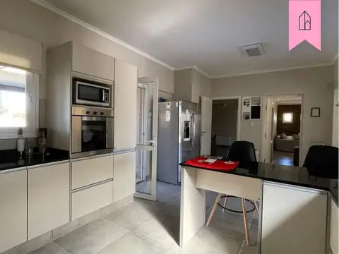 Casa 6 ambientes con 4 baños