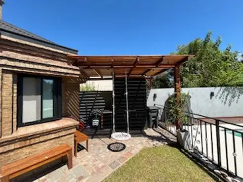 Casa 6 ambientes con 2 baños