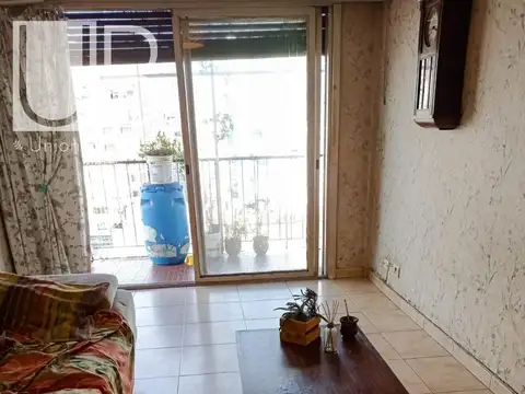 RETASADO...  Departamento cuatro ambientes - Balcón - Frente- Monserrat