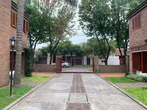 Duplex en complejo cerrado primera unidad frente Merlo Sur .