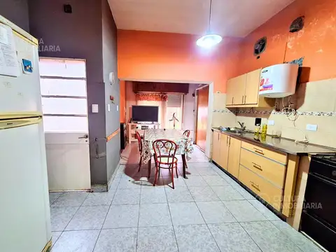 Casa 8 ambientes con 4 baños