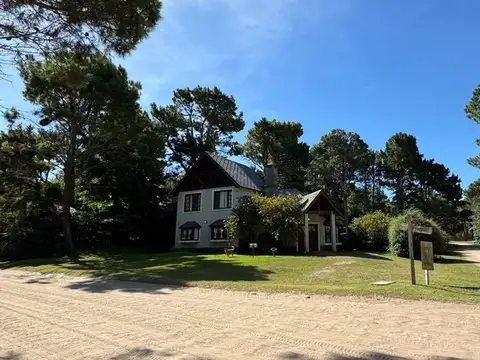 Casa 6 ambientes con 4 baños