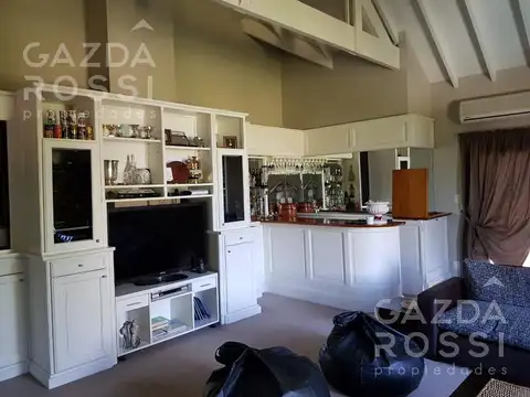 Casa 8 ambientes con 7 baños