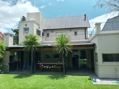 Casa en Venta con 2 cocheras