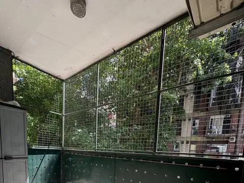 Departamento 4 ambientes con dependencia a la calle con balcón