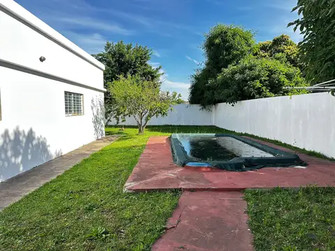 Casa 4 ambientes con 2 baños