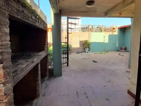 CASA - 2 dormitorios - Garage - Muy Buena Ubicación - posiblidad de construir 2da planta.