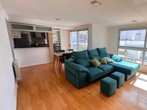 SEMIPISO DE 3 AMB AMOBLADO. BALCÓN Y COCHERA CUBIERTA