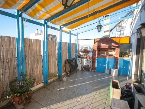 Luminoso 3 ambientes al frente con balcón perimetral y parrilla, cómodo y funcional.