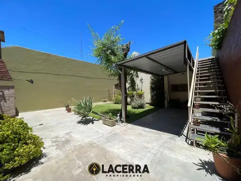Casa en Venta con 3 cocheras