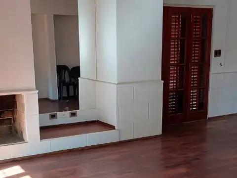 Casa 6 ambientes con 2 baños