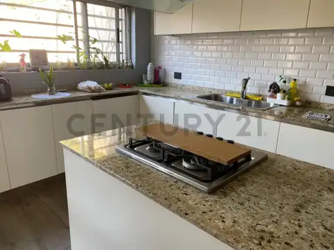 Venta Casa 5 Ambientes Temperley Pileta Jardín Garaje