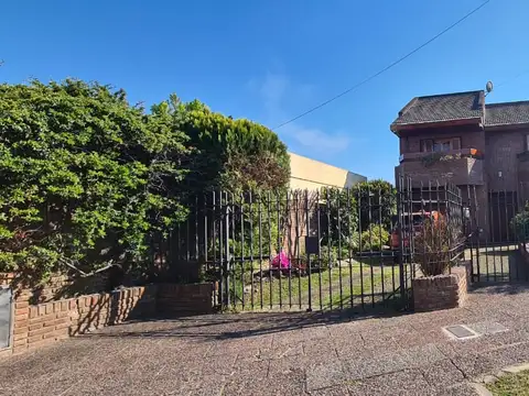 EN VENTA EN PALOMAR GRAN CHALET EN DOS PLANTAS EN LOTE DE 425M2, CUB. 283, SEMIC. 22 - FICHA 8313