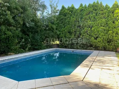 EL OMBU - Casa sobre parque de 1000m2, piscina y gran playroom