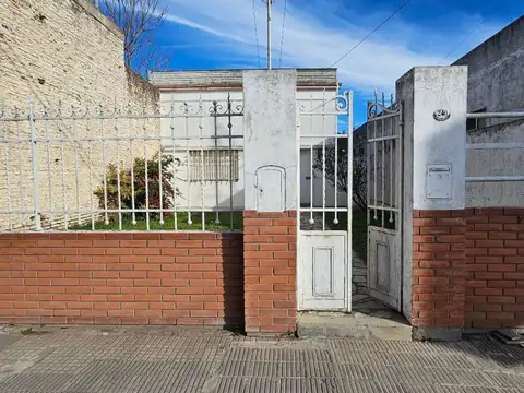 Casa en venta de 2 dormitorios c/ cochera en Punta Alta