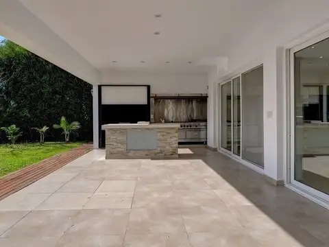 Casa en Venta con 3 cocheras