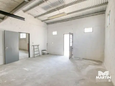 Depósito y casa de 3 ambientes con patio terraza y cochera varios autos