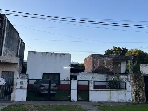 CASA DE FRENTE CON GRAN TERRENO - a remodelar