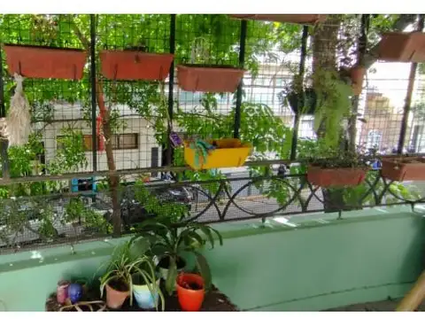 Venta de 4 ambientes con dependencia y balcon al frente