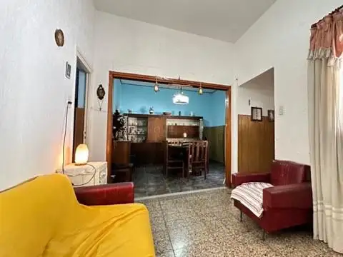 Casa en Ramos Mejia Sur - PERMUTA - OPORTUNIDAD - DPTO- 3 AMBIENTES - LOTE- PARRILLA- PARQUE