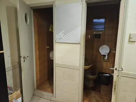 Excelente planta en tres niveles. Mas de 900 mts. Entrada camiones bajo porte. Trifasica.