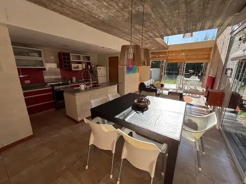 Casa 3 ambientes con 2 baños