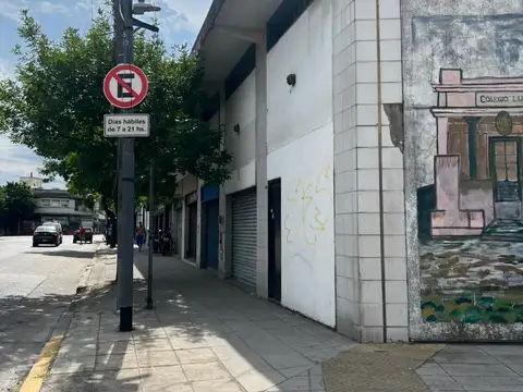 Local comercial de 83 m² doble entrada a mts. Av. Centenera