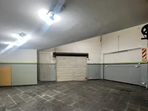 Local comercial de 83 m² doble entrada a mts. Av. Centenera