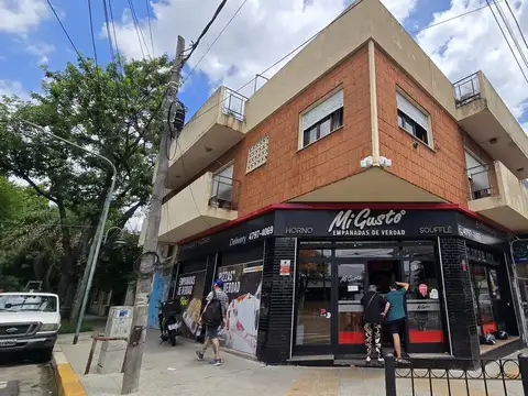 3 LOCALES EN PLANTA BAJA MAS DEPTO CON TERRAZA EN PLANTA ALTA EN VENTA. FLORIDA