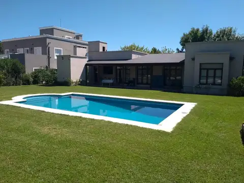 VENTA CASA EN BARRIO CLUB DE CAMPO LA CONCEPCION LUJAN