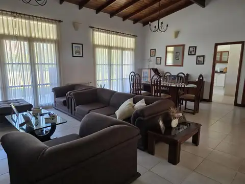 Casa 5 ambientes con 3 baños